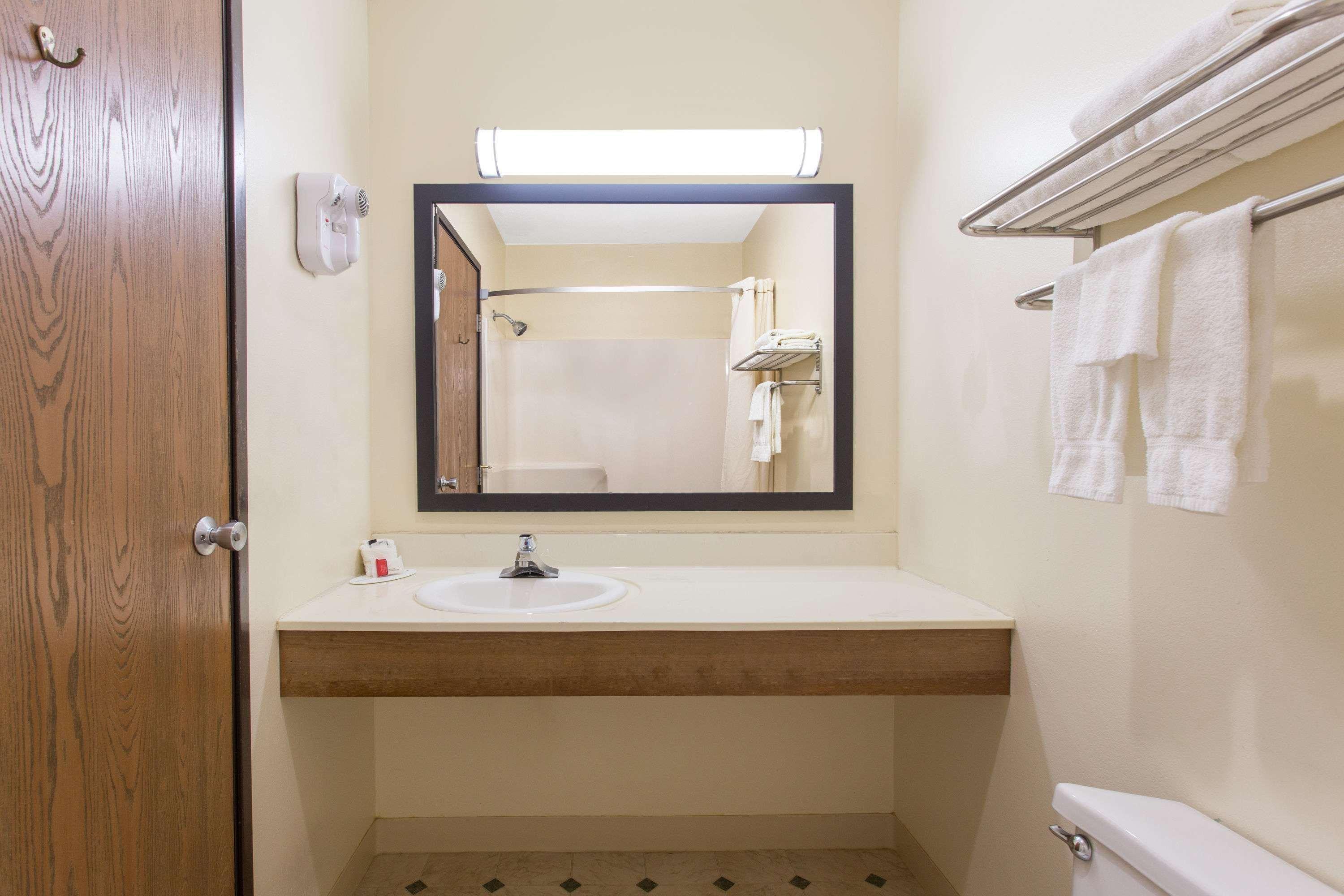ซูเปอร์ 8 บาย วินด์แฮม โอแคลร์ I-94 Motel ภายนอก รูปภาพ
