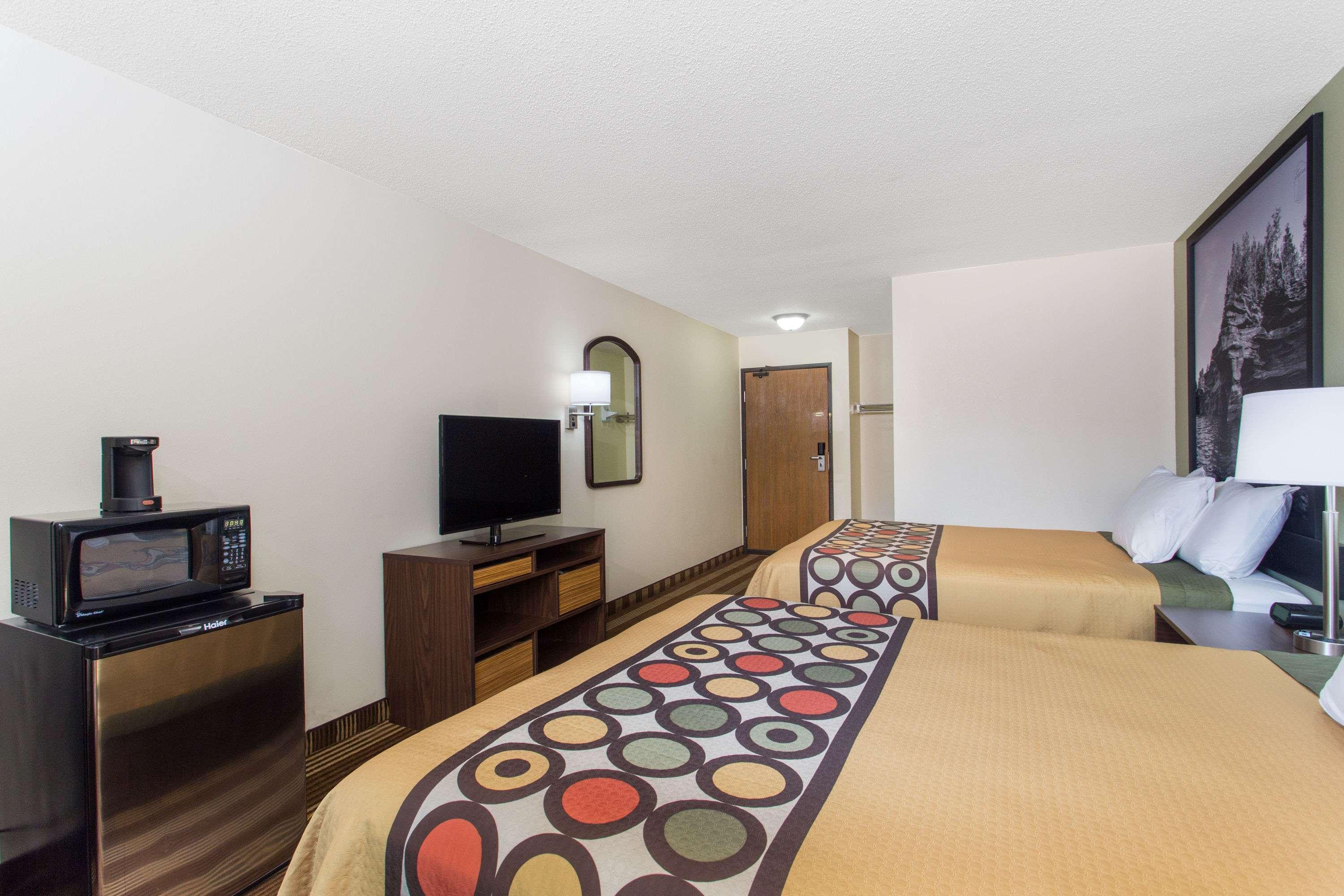 ซูเปอร์ 8 บาย วินด์แฮม โอแคลร์ I-94 Motel ภายนอก รูปภาพ