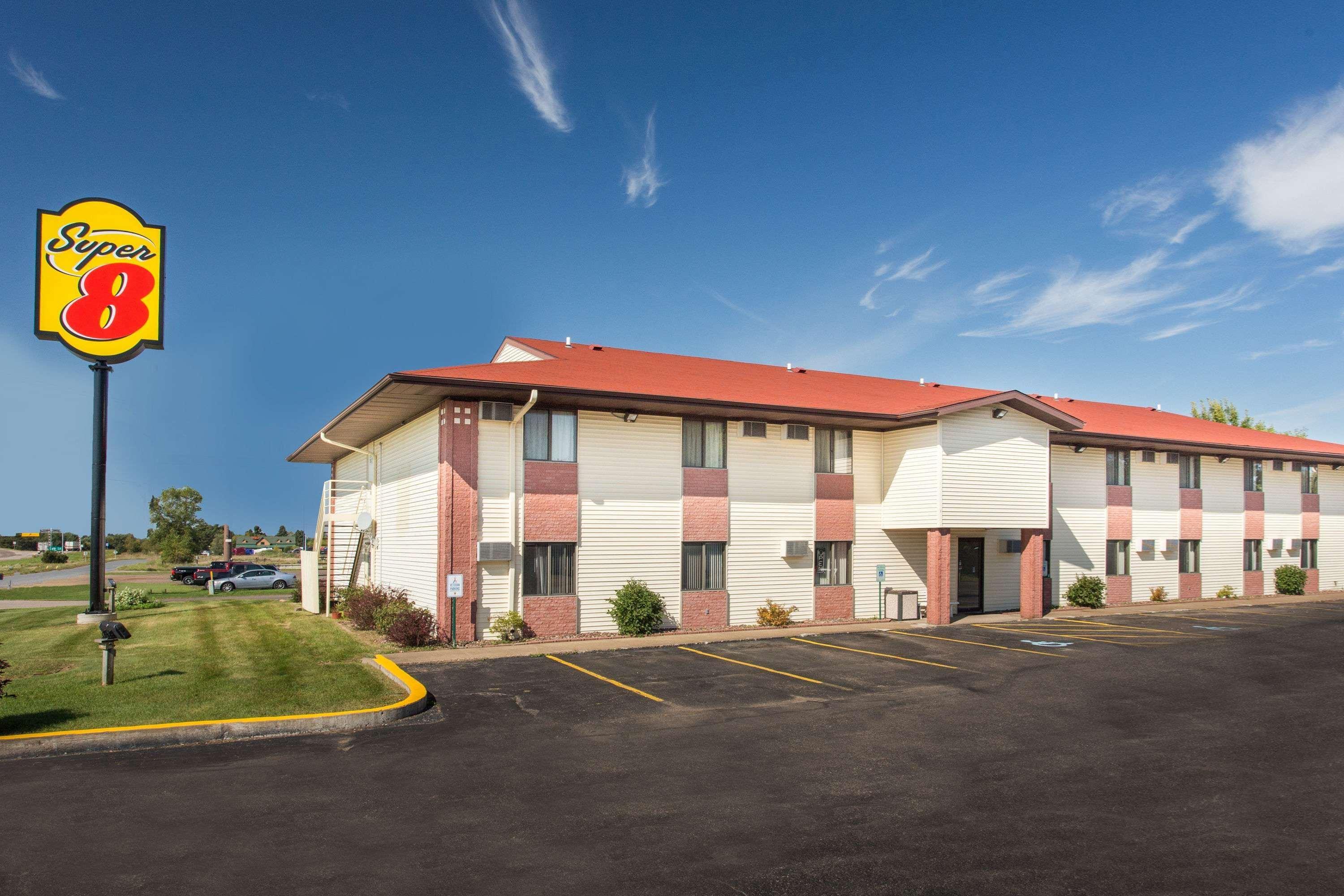 ซูเปอร์ 8 บาย วินด์แฮม โอแคลร์ I-94 Motel ภายนอก รูปภาพ