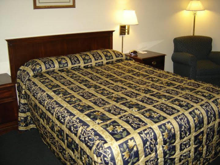 ซูเปอร์ 8 บาย วินด์แฮม โอแคลร์ I-94 Motel ภายนอก รูปภาพ