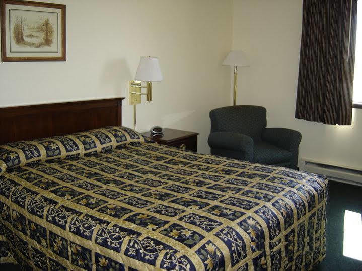 ซูเปอร์ 8 บาย วินด์แฮม โอแคลร์ I-94 Motel ภายนอก รูปภาพ