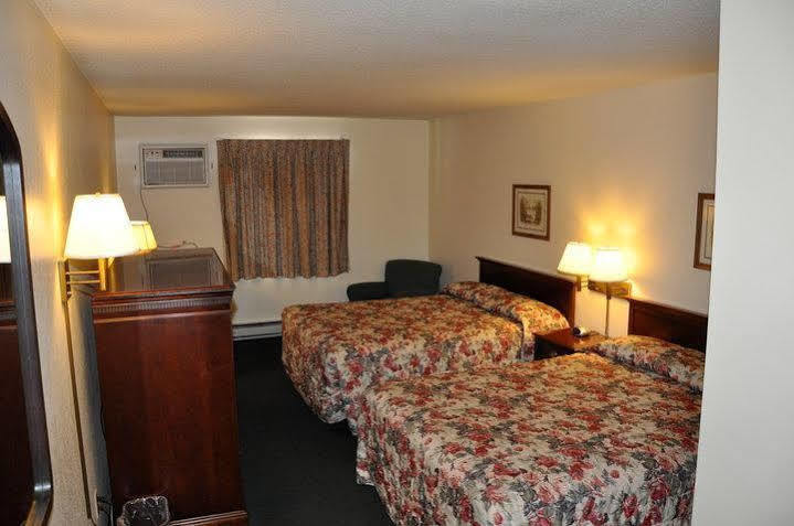 ซูเปอร์ 8 บาย วินด์แฮม โอแคลร์ I-94 Motel ภายนอก รูปภาพ