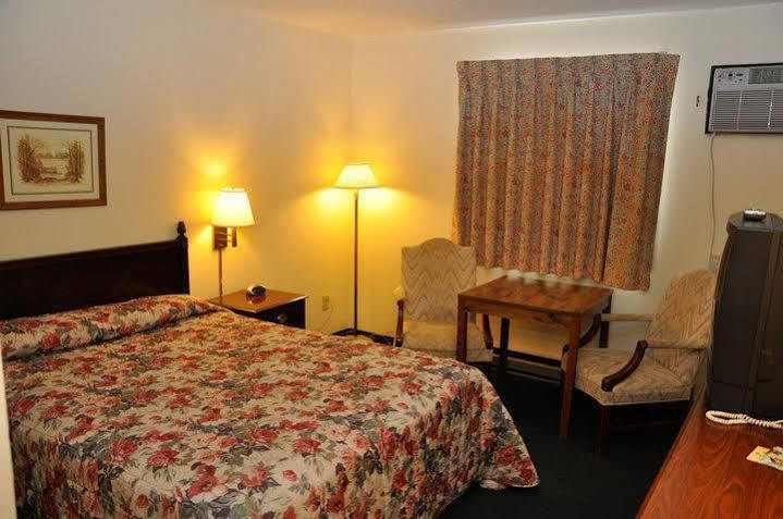 ซูเปอร์ 8 บาย วินด์แฮม โอแคลร์ I-94 Motel ภายนอก รูปภาพ