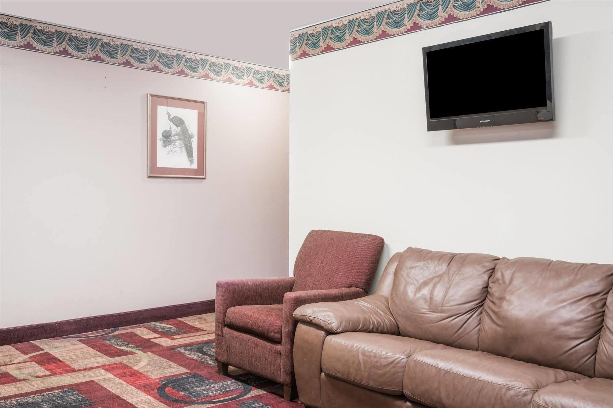 ซูเปอร์ 8 บาย วินด์แฮม โอแคลร์ I-94 Motel ภายนอก รูปภาพ