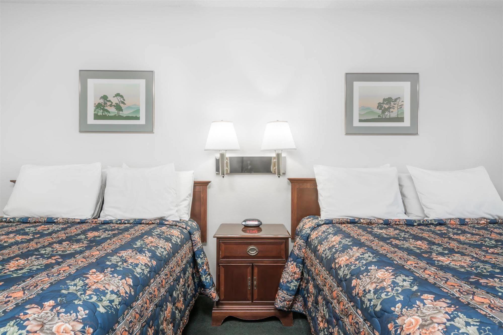 ซูเปอร์ 8 บาย วินด์แฮม โอแคลร์ I-94 Motel ภายนอก รูปภาพ