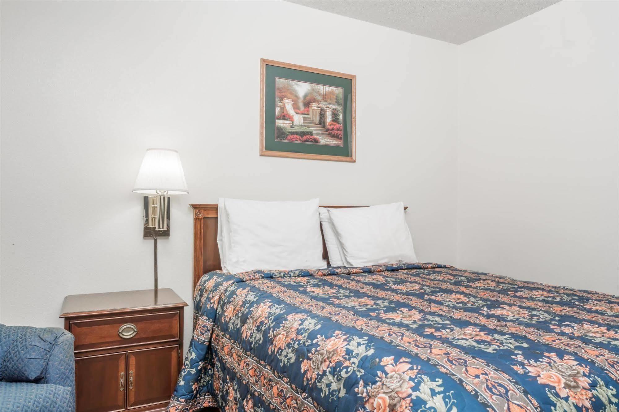 ซูเปอร์ 8 บาย วินด์แฮม โอแคลร์ I-94 Motel ภายนอก รูปภาพ