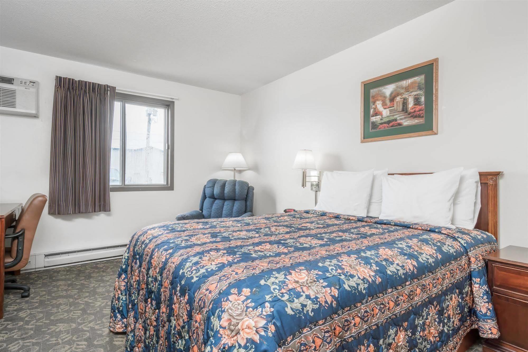 ซูเปอร์ 8 บาย วินด์แฮม โอแคลร์ I-94 Motel ภายนอก รูปภาพ